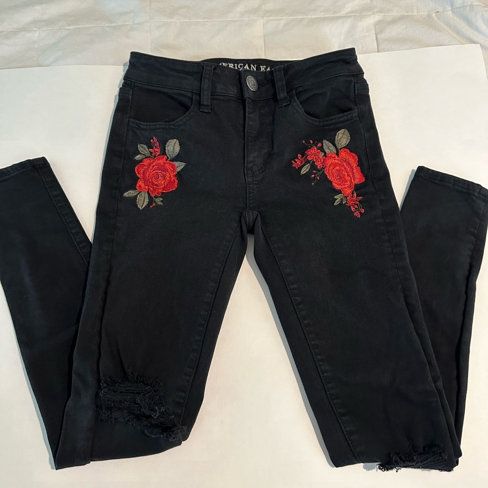 American Eagle black jegging with embroidery flowers and ripped knees